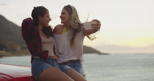 アドベンチャー セルフィー ガールフレンドは 休暇を結ぶための車で旅行します オーストラリアの海や海で一緒に写真を撮るハッピー 若い女性 — ストック動画