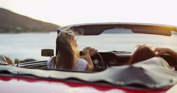 Mulheres Viagem Carro Pôr Sol Oceano Relaxar Com Liberdade Natureza — Vídeo de Stock