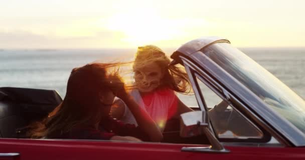 Kobiety Wycieczce Samochodem Plażą Zachodem Słońca Wolnością Przyrodą Rozmową Wiążącą — Wideo stockowe