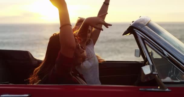 Mulheres Viagem Carro Oceano Animado Liberdade Natureza Dança Pôr Sol — Vídeo de Stock