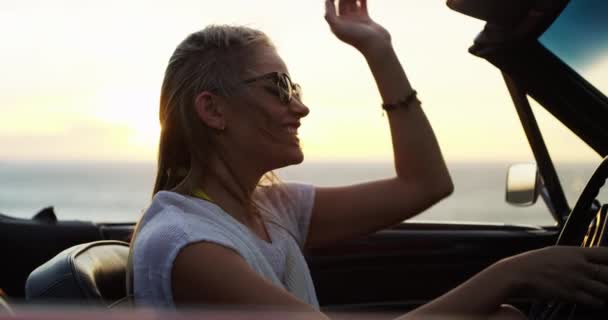 Mulher Viagem Carro Liberdade Pôr Sol Mar Carro Com Carro — Vídeo de Stock