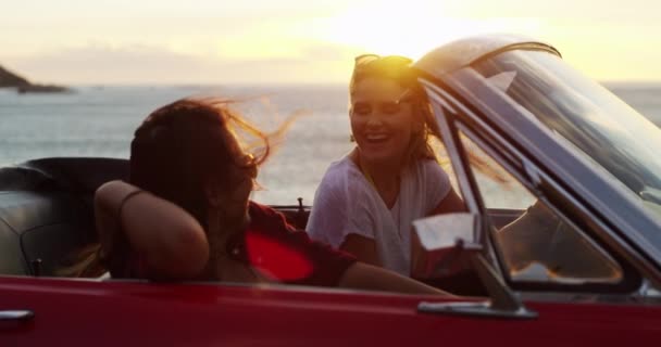 Mulheres Viagem Carro Oceano Rindo Com Liberdade Natureza Ligação Pôr — Vídeo de Stock