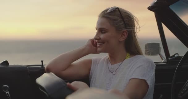 Γυναίκα Ευτυχισμένη Και Αυτοκίνητο Περιπέτεια Στο Ηλιοβασίλεμα Ελευθερία Και Χαμόγελο — Αρχείο Βίντεο