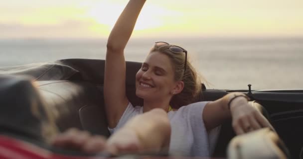 Mulher Viagem Carro Relaxar Pôr Sol Por Mar Carro Com — Vídeo de Stock