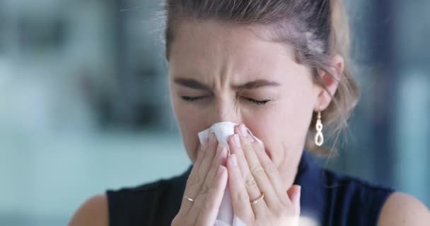 Mujer Enfermo Sonando Nariz Oficina Virus Alergias Para Infección Los — Vídeos de Stock