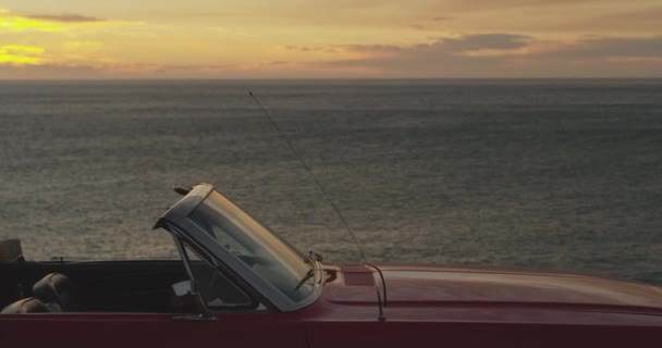Παραλία Ηλιοβασίλεμα Και Αυτοκίνητο Στον Ωκεανό Για Οδικό Ταξίδι Ταξίδια — Αρχείο Βίντεο