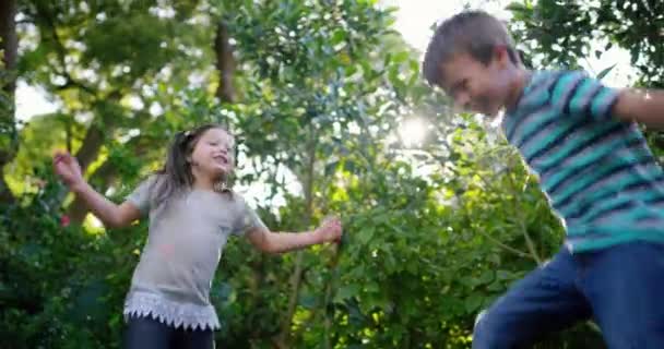 Trampoline Blij Kinderen Springen Natuur Voor Leuke Spelletjes Vakantie Samen — Stockvideo