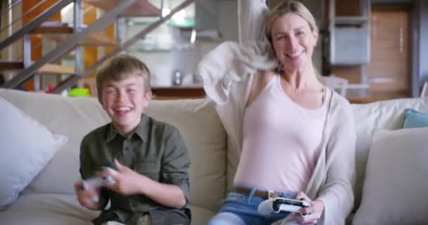 Madre Figlio Videogiochi Casa Con Festa Felicità Legame Sul Divano — Video Stock