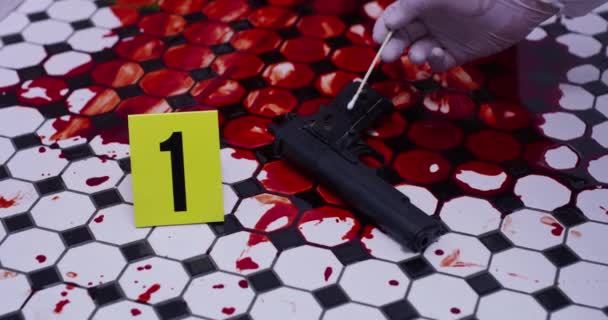 Mãos Arma Sangue Cena Crime Com Investigação Provas Adn Chão — Vídeo de Stock