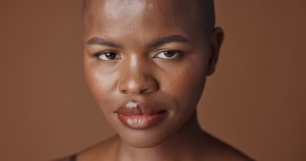 Cara Cuidado Piel Sonrisa Con Mujer Negra Feliz Estudio Aislado — Vídeos de Stock