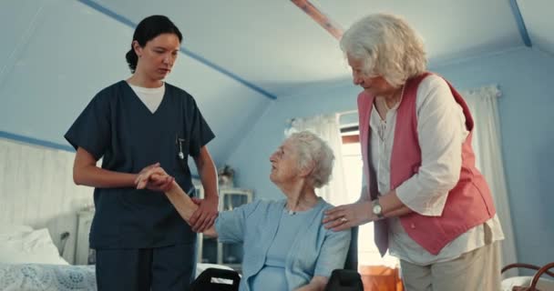 リハビリテーション 健康のための腕 筋肉およびケアを伸ばすための理学療法士 シニア女性および車椅子 看護師 負傷者 障害のある高齢者 または家庭でのサポート — ストック動画