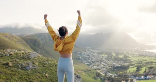 Fitness Succes Vrouw Bergtop Met Opgeheven Armen Voor Overwinning Prestatie — Stockvideo