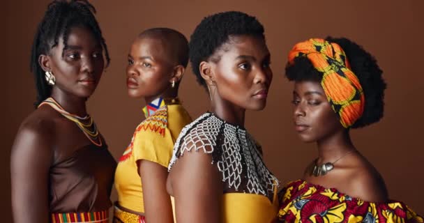 Afrika Modası Yüz Siyah Kadınlar Stüdyoda Şık Güzel Geleneksel Kıyafetlerle — Stok video
