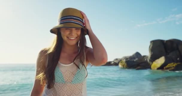 Spiaggia Passeggiate Giovane Donna Con Sorriso Avventura Vacanza Viaggio Fine — Video Stock