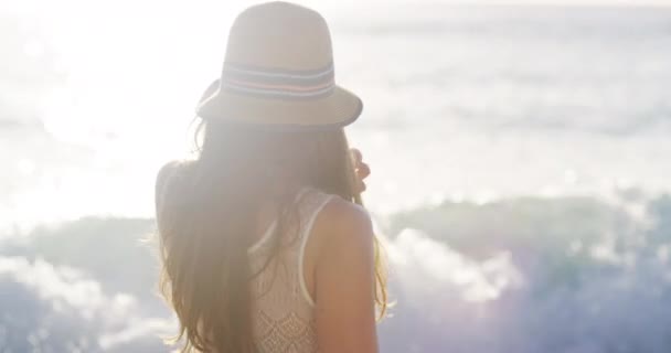 ビーチ サンシャイン 若い女性は トロピカルな夏の冒険 または週末の旅行に オーストラリア出身のハッピー 休日に海や海で楽しむ自由 — ストック動画