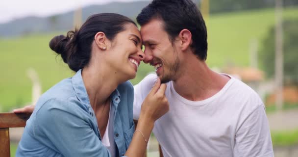 Szerelem Ölelés Boldog Pár Padon Kertben Romantikával Bizalommal Elkötelezettséggel Természetben — Stock videók