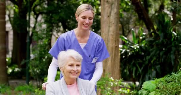Медсестра Инвалидная Коляска Пожилая Женщина Природном Парке Саду Страховании Жизни — стоковое видео