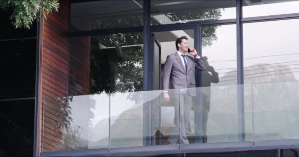 Telefon Görüşmesi Balkon Planlama Projesindeki Mutlu Adamı Sohbet Iletişim Bir — Stok video