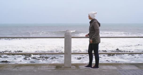 Promenad Tänkande Och Kvinna Strandpromenaden Vid Havet Med Sorg För — Stockvideo