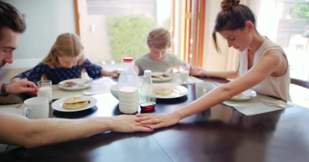 宗教和家庭祈祷食物 感谢早上在家里的餐桌里吃饭 父母和有灵性母亲和父亲的孩子们祈祷感谢上帝 — 图库视频影像