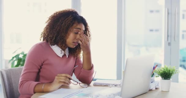 ストレス うつ病で疲労したオフィス バーンアウトまたは黒人女性 疲れた従業員 コンサルタント または片頭痛のビジネスマンまたは眼の緊張によって欲求不満 — ストック動画
