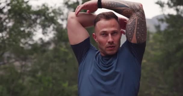 Mand Strækker Arme Fitness Skoven Til Motion Træning Eller Tænker – Stock-video