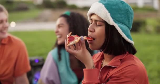 Ευτυχισμένη Γυναίκα Φίλοι Και Τρώει Πίτσα Fast Food Στο Πάρκο — Αρχείο Βίντεο