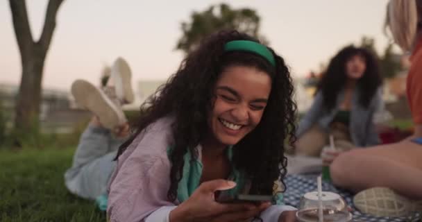 Mulher Feliz Telefone Rindo Com Bebida Para Piada Engraçada Meme — Vídeo de Stock