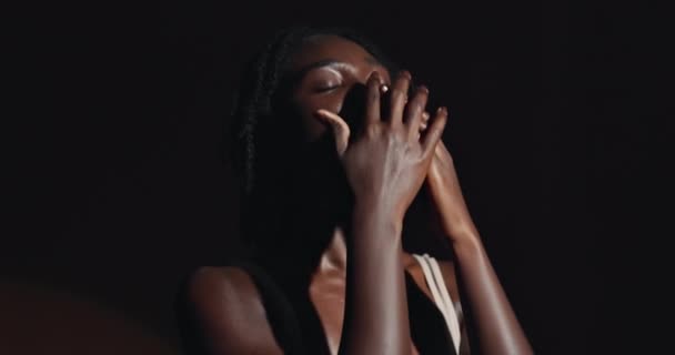 女性の健康のためにスタジオで暗い背景に若い黒人女性と顔 スキンケア 自信を持って体や肌に触れる自然モデルの腕 美しさ — ストック動画