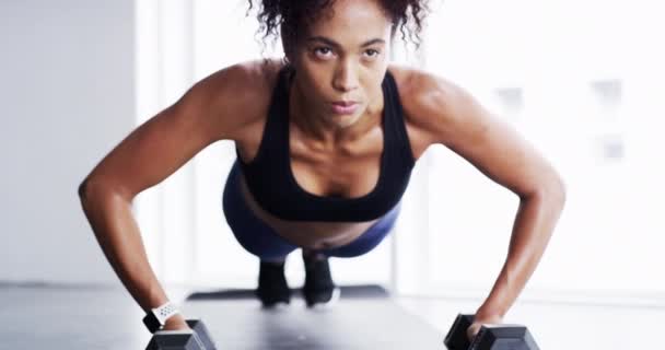 俯卧撑 健美体操 强身健体训练 女性个人 汗水和运动促进肌肉和健康 承诺和运动动机 — 图库视频影像