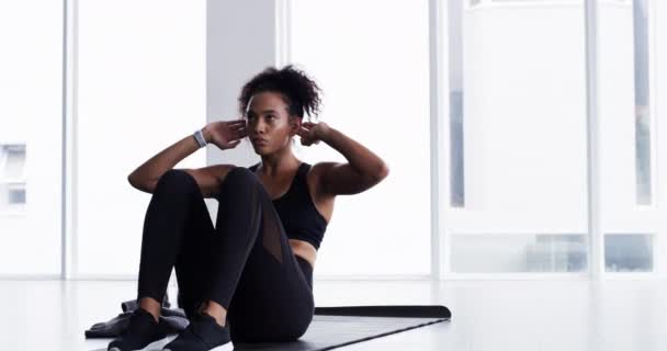 Cvičení Sedět Žena Podložce Doma Fitness Školení Pro Tělesné Zdraví — Stock video