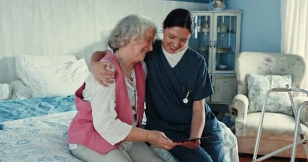 Здравоохранение Объятия Медсестра Старшей Женщиной Консультации Спальне Дома Престарелых Медицинская — стоковое видео