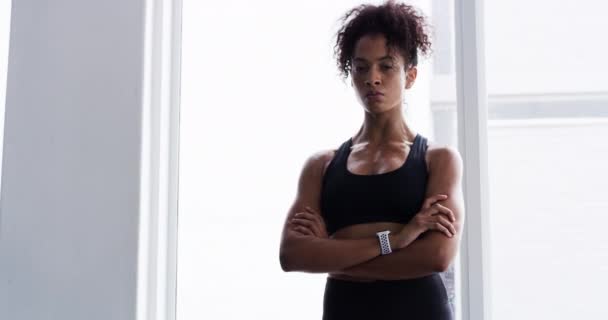 健康和胳膊在健身房为健康而交叉 在身体训练中为自豪和自信而交叉 女人运动 为肌肉和健康进行强韧和锻炼 为画像或锻炼而穿着运动服 — 图库视频影像