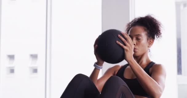 个人教练 女子和抛掷运动球 用于核心锻炼 肌肉锻炼或腹肌力量发展 健身俱乐部或健身人员帮助 支持或训练坐在地板上 — 图库视频影像