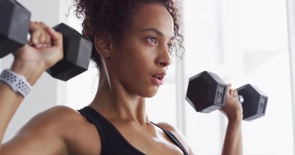 Kvinna Andning Och Fitness Hantlar För Tyngdlyftning Och Muskelträning Wellness — Stockvideo