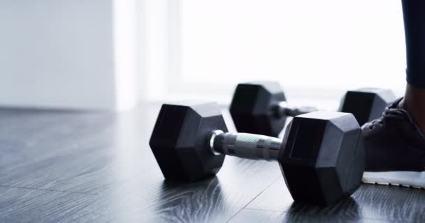 Mãos Halteres Levantamento Peso Com Pessoa Fitness Treinamento Muscular Bem — Vídeo de Stock