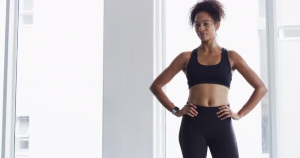 Fitness Kepercayaan Diri Dan Wanita Gym Untuk Latihan Senyum Dan — Stok Video