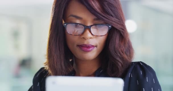 コミュニケーション ネットワーキング オフィスのための真剣な女性 タブレット ビジネス研究 職場でのオンライン検索 ソーシャルメディアアプリのテクノロジーに携わる女性または従業員 — ストック動画