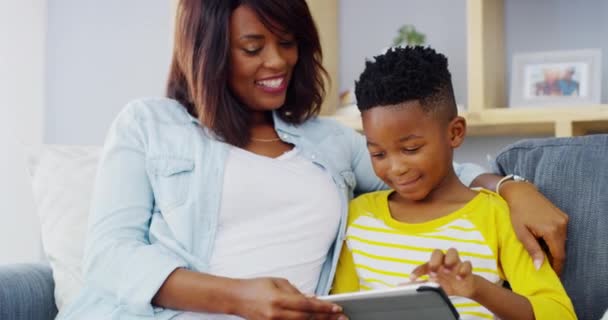 Afrikanische Frau Junge Und Tablet Für Learning Sofa Oder Beratung — Stockvideo