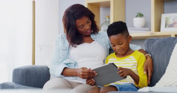 Jongen Moeder Glimlach Met Tablet Bank Videospelletjes Spelen Films Kijken — Stockvideo