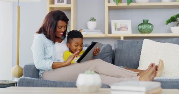 Παιδί Μαμά Και Χαμόγελο Tablet Στον Καναπέ Για Παίξουν Βιντεοπαιχνίδια — Αρχείο Βίντεο