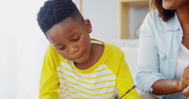 Mamá Africana Niño Tarea Para Escribir Sofá Consejo Con Cuidado — Vídeos de Stock