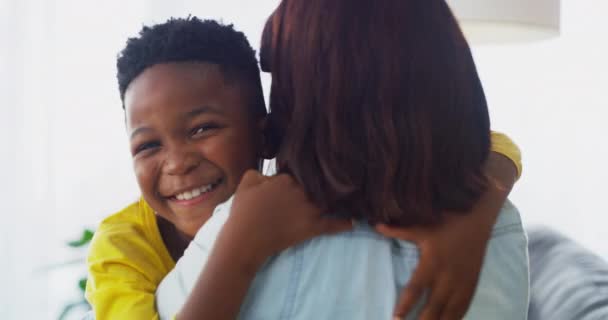 男孩和拥抱妈妈 在家里带着微笑 寻求爱 关怀和快乐 支持或与儿子一起放松 快乐孩子的画像在客厅里拥抱黑人妇女庆祝母亲的一天 — 图库视频影像