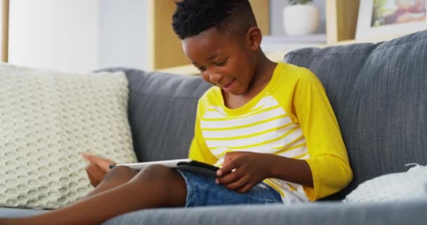 소년과 태블릿 펌프와 비디오 게임을 승리하고 집에서 Esports에 아프리카 축하와 — 비디오