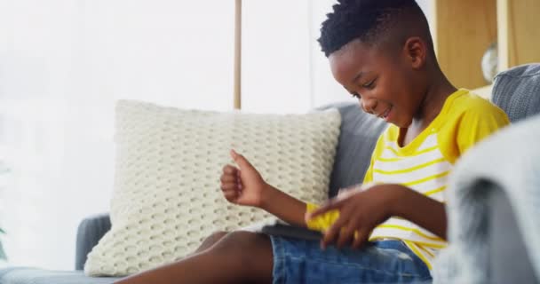 男孩和平板电脑赢得了视频游戏与拳头泵和兴奋与埃斯波特在家里 年轻的非洲儿童游戏 用数字技术在沙发上放松一下 或者庆祝一下电子学习的快乐赢家 — 图库视频影像