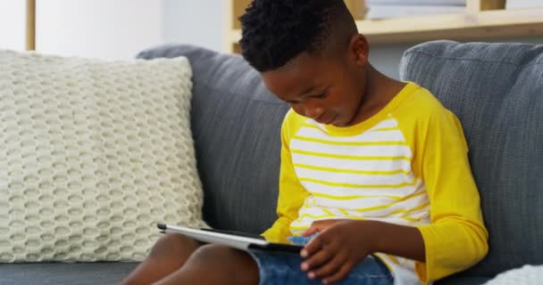 Tablette Maison Enfant Sur Canapé Heureux Pour Regarder Des Films — Video