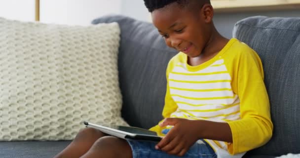 Tablet Ενθουσιασμένος Και Παιδί Στον Καναπέ Χαρούμενος Για Την Παρακολούθηση — Αρχείο Βίντεο