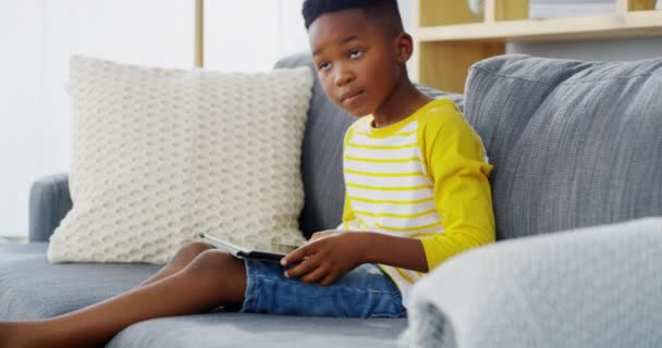 Kind Junge Und Tablet Learning Oder Videospiel Mit Website Für — Stockvideo
