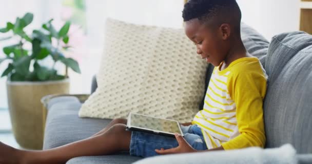 Tablet Győztes Gyermek Kanapén Boldog Néz Filmek Internetes Játékok Streaming — Stock videók