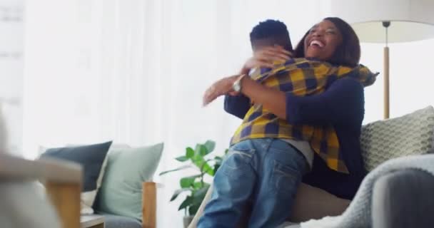 Correr Abraçar Mãe Com Menino Sofá Feliz Cuidado Ligação Sua — Vídeo de Stock